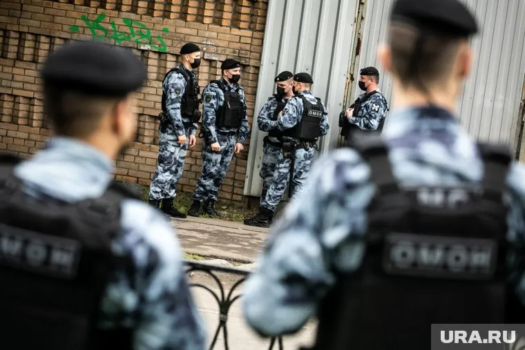 На месте происшествия работают сотрудники полиции и ОМОНа