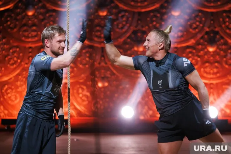 Ведущий шоу Масленников экстренно вызвал на площадку врачей для Зайцевой (справа)