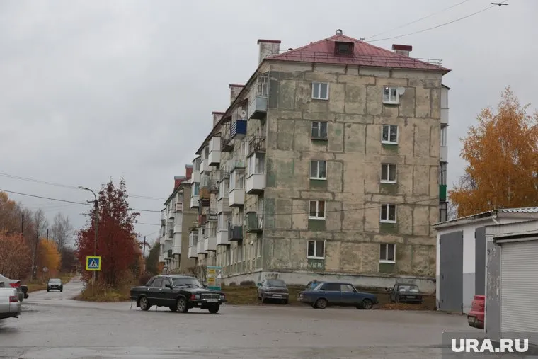 В Лысьве очевидцы сняли на видео человека, гуляющего с ножом по городу