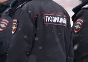 В центре Екатеринбурга сожгли полицейскую машину, на место прибыло начальство