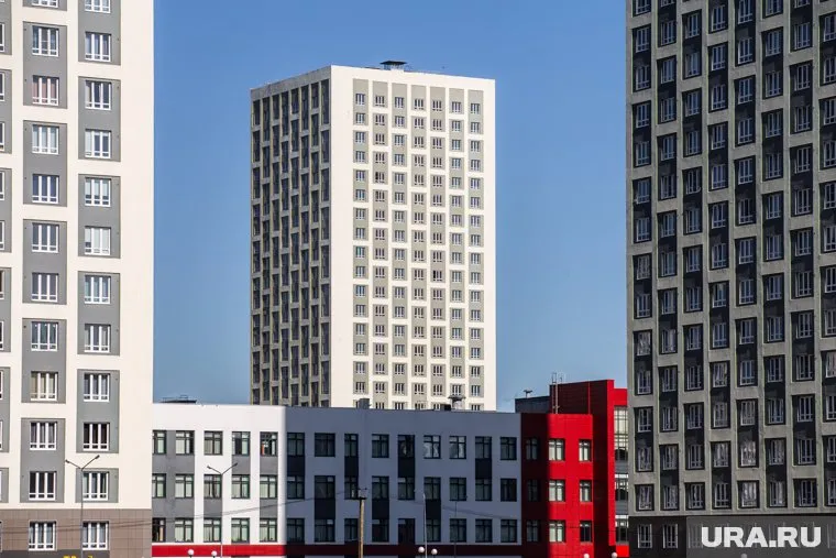 Из-за огромной ключевой ставки люди предпочитают копить на квартиру, а не брать ипотеку