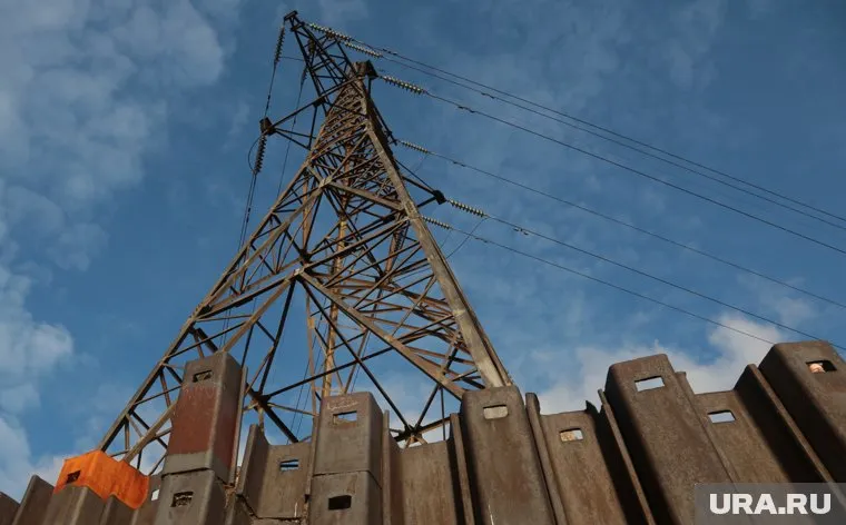 Автомобиль Ford съехал в кювет и врезался в столб ЛЭП в ХМАО