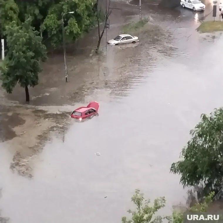В Челябинске подтопило дороги Металлургического района