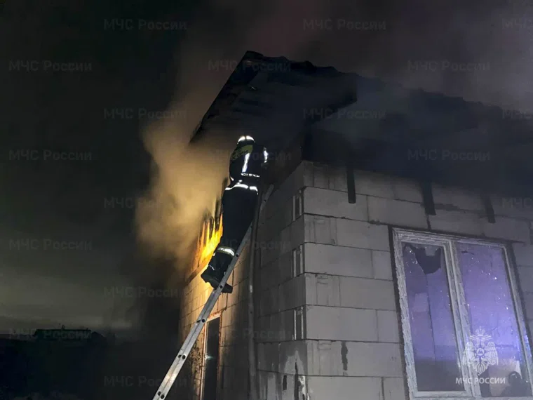 Под Курганом хозяин пытался потушить свой строящийся дом и оказался в больнице