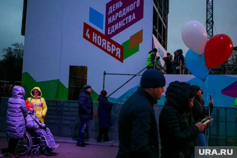 Олег Попов вручил небольшие подарки семья мобилизованных в честь праздника