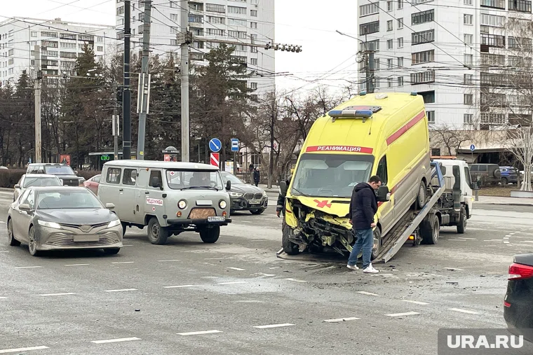 В результате образовалось тройное ДТП
