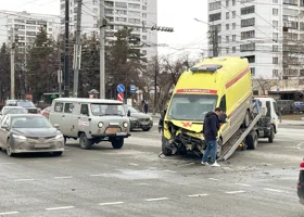 В ХМАО скорая помощь перевернулась после столкновения с легковушкой