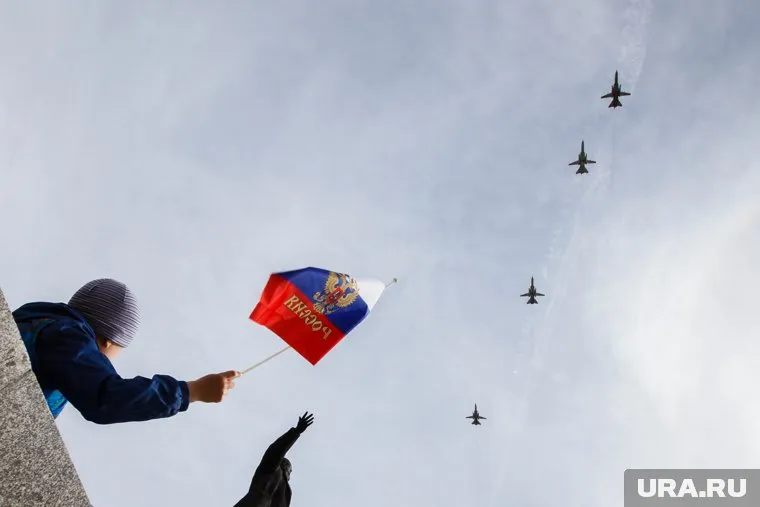 Российский истребитель СУ-27 вылетел на перехват американского самолета-разведчика