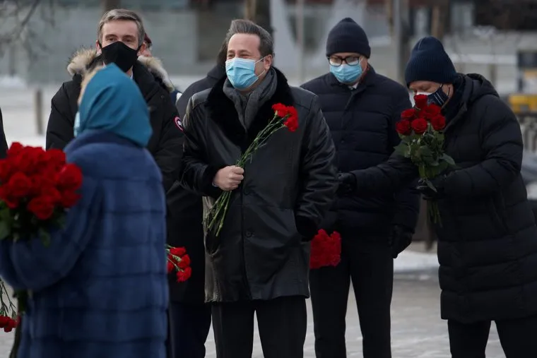 Возложение цветов к памятнику Б.Н. Ельцину. Екатеринбург