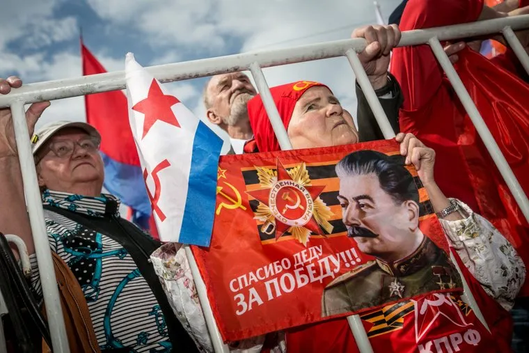 Первомай в Москве. Москва, флаг красный, портрет сталина, митинг кпрф, первое мая, унисты, коммунисты