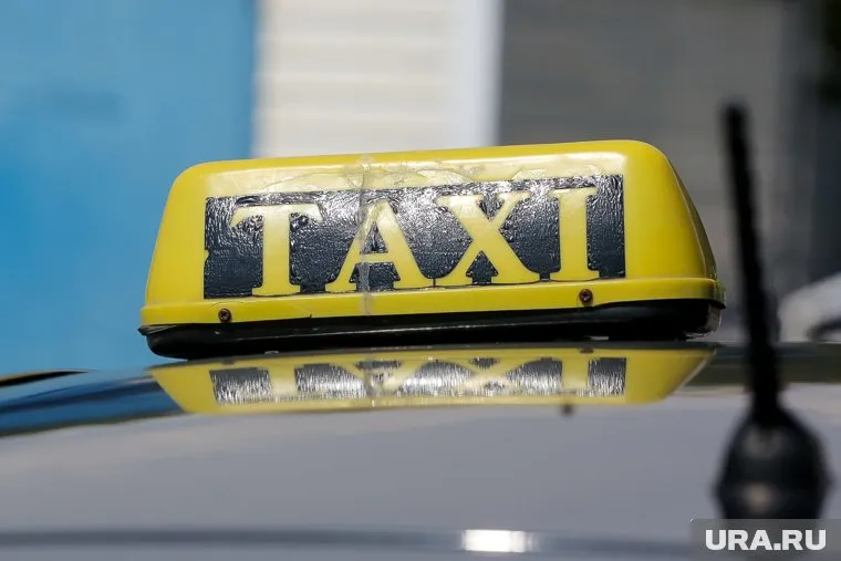 Водитель такси с криками просил пассажиров замолчать