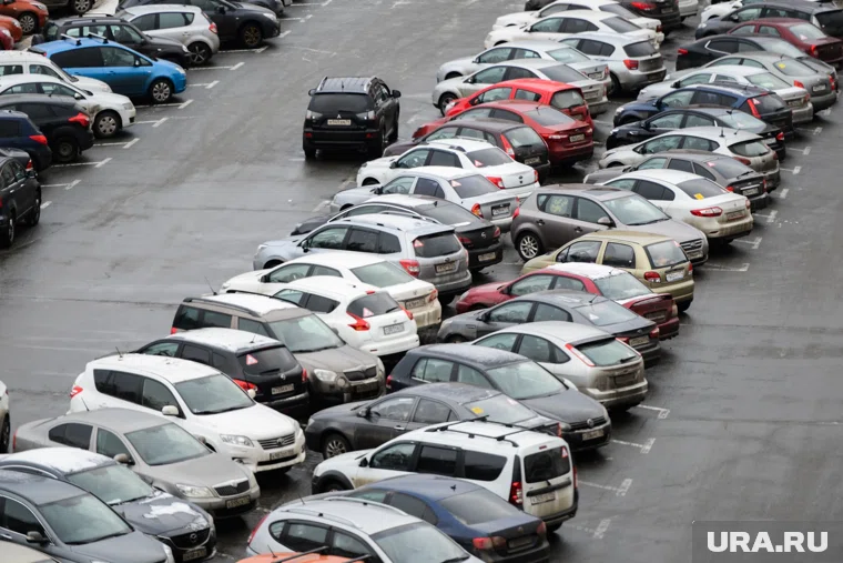 Нельзя оставлять на газонах вагончики, трейлеры, прицепы и авто без двигателя