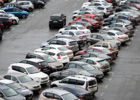 Челябинцам запретили оставлять авто и прицепы на газонах и детских площадках