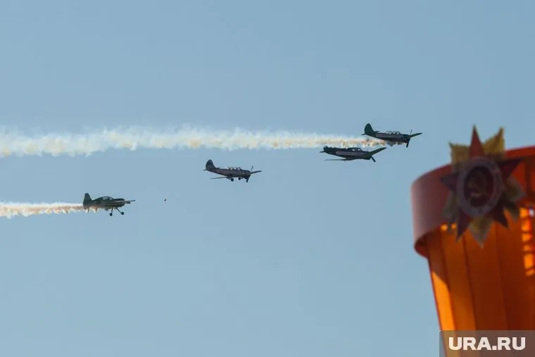 Губернатор Комарова облетела Нижневартовск на самолете пилотажной группы «Барсы»