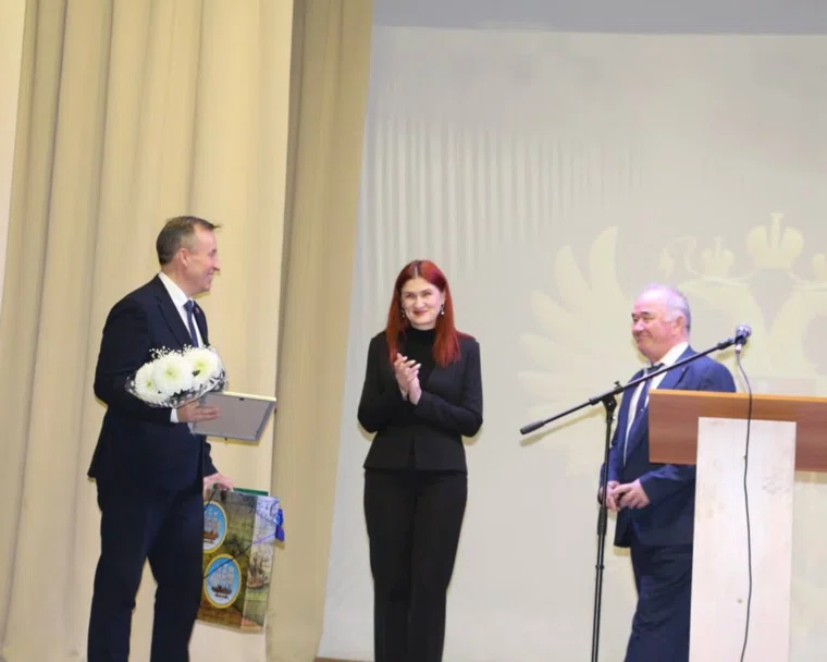 Мэр курганского округа (слева) выступил с первым обращением после инаугурации 