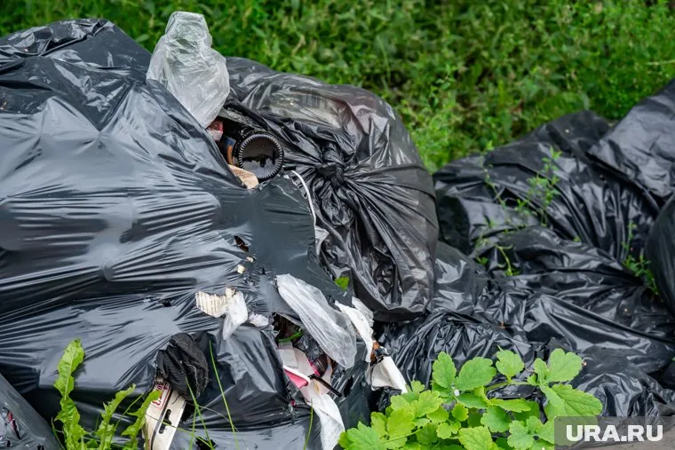 заброшенный пустырь, разбитые бутылки и груды строительного мусора