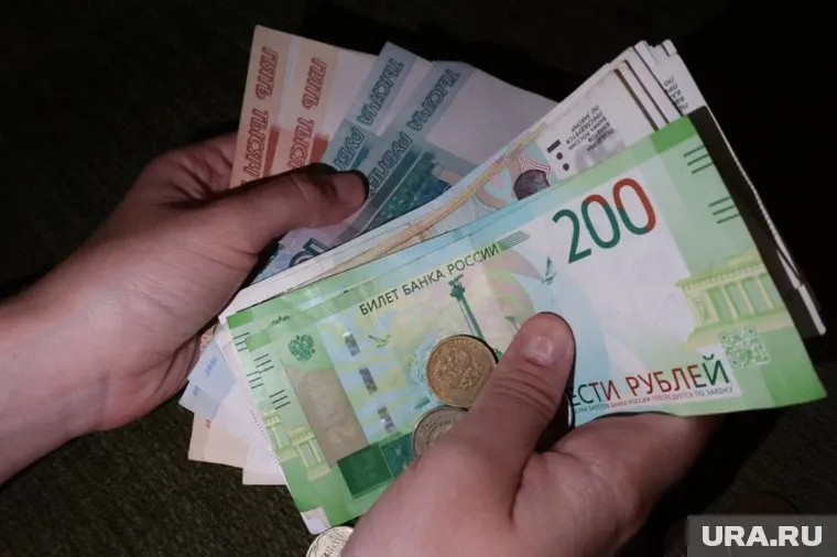 Жители Сургута не поверили, что спрятанные на улице деньги настоящие