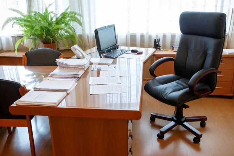 Интервью. Дмитрий Шалабодов, руководитель УФАС по Свердловской области. Екатеринбург, кабинет чиновника, пустое кресло, рабочий стол