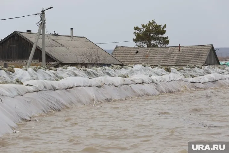 В селе Абатское дует юго-западный ветер, который формирует волну и нагружает насыпи