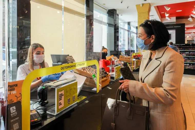 Наталья Котова покупает косметику. Челябинск