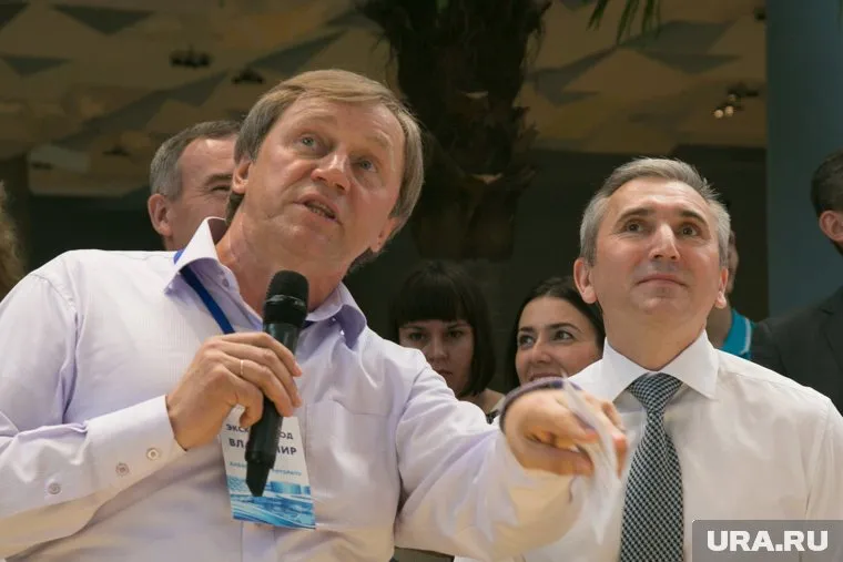Фонд, президентом которого является бизнесмен Владимир Шевчик (слева), выделил на кампанию Александра Моора 10 млн рублей