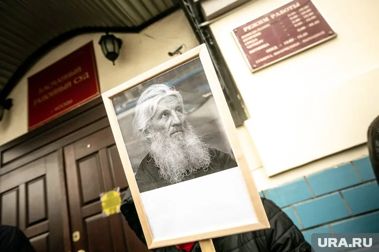 Во время ареста Сергия в Басманном суде Москвы его последователи выходили на пикеты