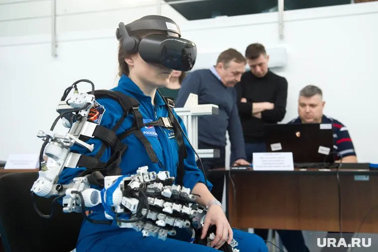 Управление Анна Кикина осуществляла с помощью экзоскелета и шлема виртуальной реальности