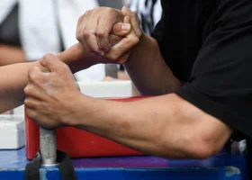 Курганская спортсменка Данилова завоевала Кубок Урала по армрестлингу