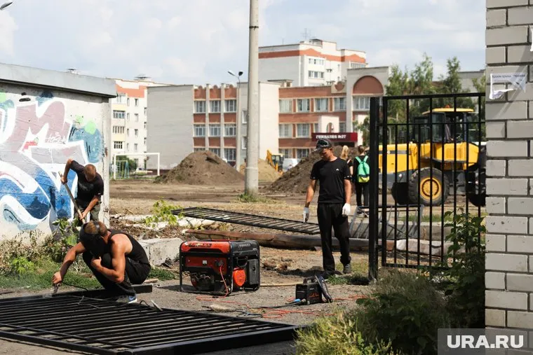 Территорию гимназии оградили забором