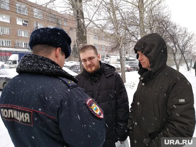 Стражам порядка не понравилось, что он дает интервью