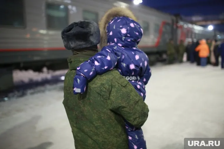 Олег Дейнека вручил членам семей мобилизованных билеты на концерт группы «Зверобой»