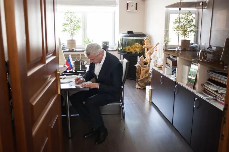 Визит врио губернатора Магаданской области Сергея Носова в Нижний Тагил. Свердловская область, носов сергей, подпись, подписывает