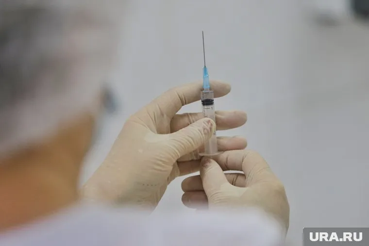 На самом деле сообщения о смертельном вирусе и не менее опасной вакцине являются фейком