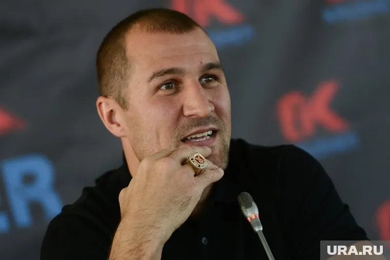 Россиянин уступил колумбийцу Элейдеру Альваресу