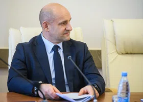 Полпред Жога поручил готовить спецтехнику к снегопадам