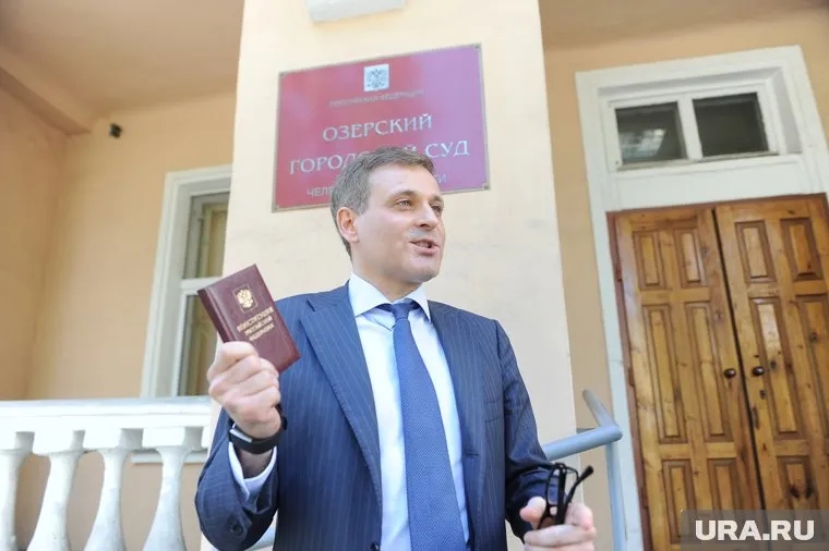 Константин Цыбко в суде продемонстрировал Конституцию, подаренную президентом Владимиром Путиным