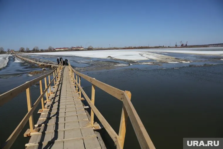 С левого берега старого Увата уплыли пешеходные мостки