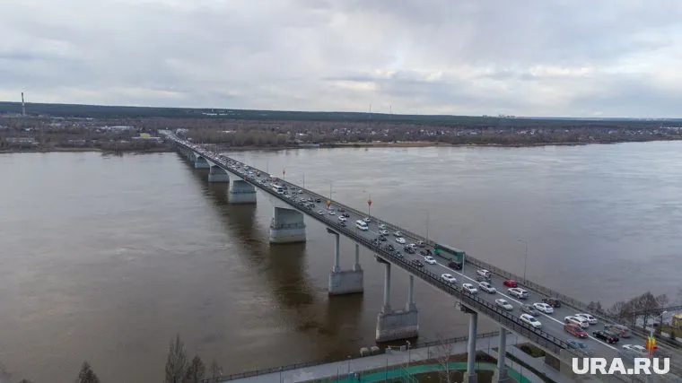 В Перми пытались спасти человека, упавшего в Каму с моста