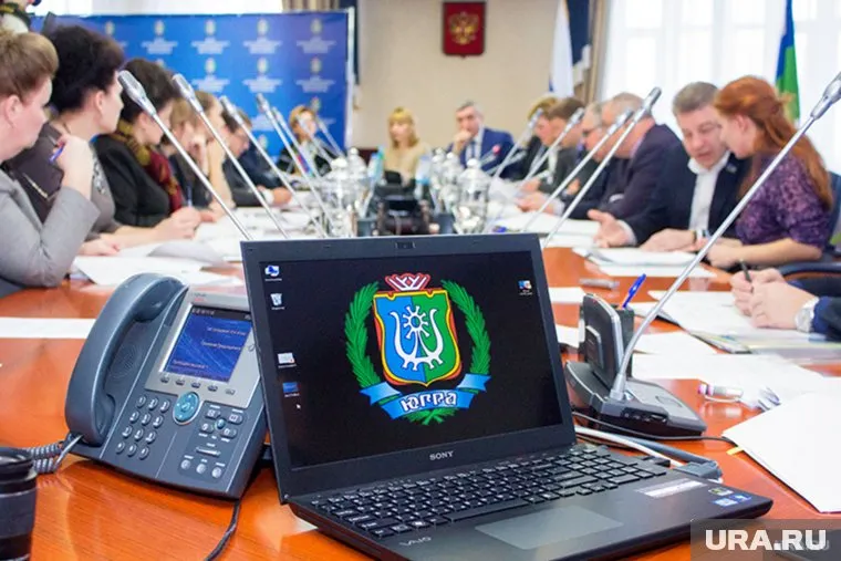 Кадровый дефицит стал причиной уникальной ситуации в правительстве ХМАО — больше трети департаментов без руководителей