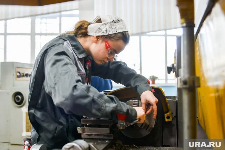 Молодых специалистов колледжа и вовсе заставляют подметать полы, заявил Литке