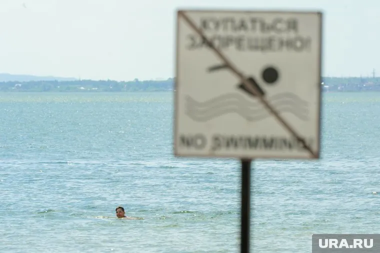 Молодой человек с девушкой купался в запрещенном для этого месте