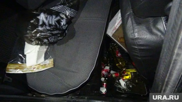 В салоне машины нашли много бутылок алкоголя