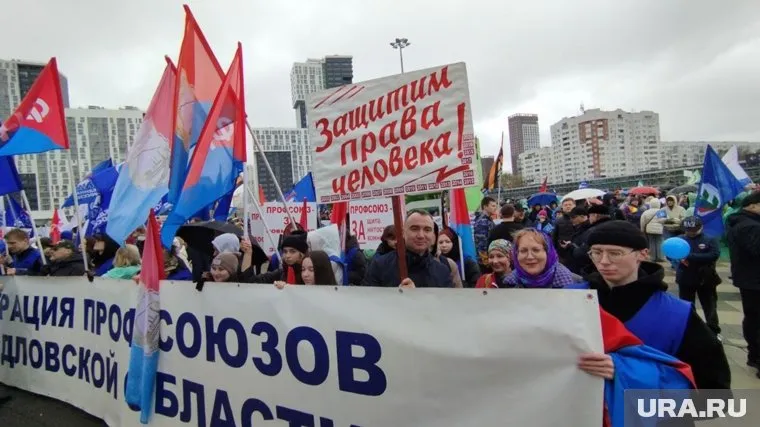 Площадь возле «Екатеринбург Арены» пестрит от флагов