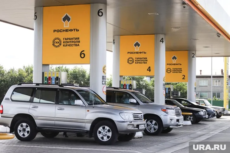 Цена на бензин снизилась на 1,5 рубля