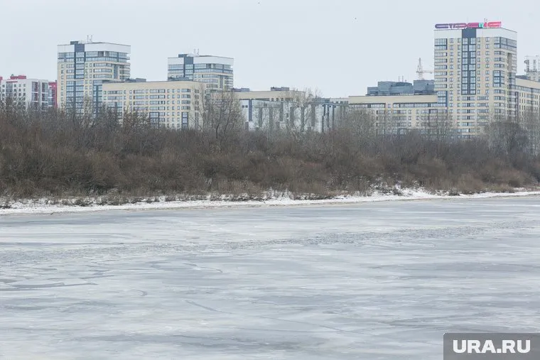 Вездеход пытался пересечь заледеневшую реку в Иркутской области (архивное фото)