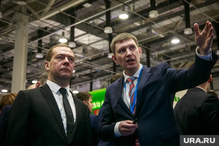 Максим Решетников (справа) показал Дмитрию Медведеву первые результаты своей работы