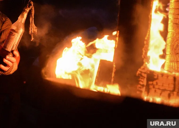 В Мегионе судят женщину за поджог мэрии и полицейских машин 