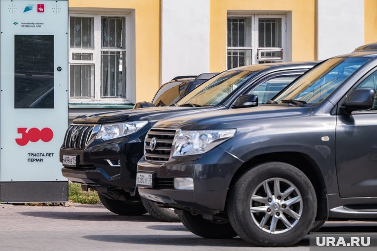 От Land Cruiser до «Нивы»: на чем ездят политики ХМАО