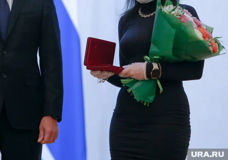 В преддверии Дня матери Артюхов вручил награды северянам