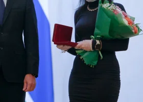 Глава ЯНАО вручил шести семьям орден и медали в преддверии Дня матери